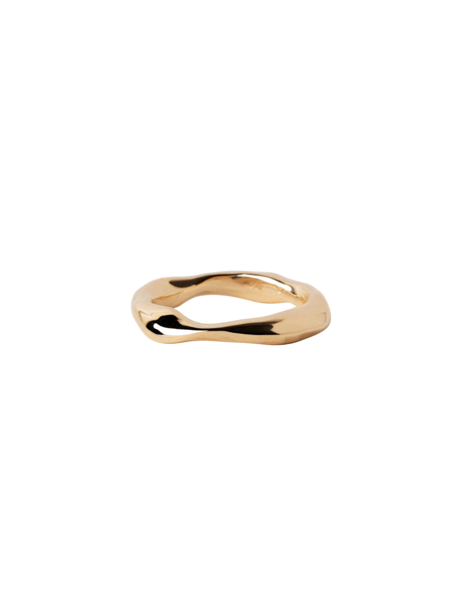 Sculptured ring In solid gold